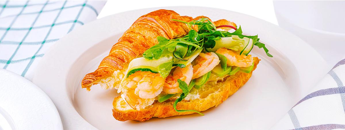 Круассаны с креветками и соусом «Ранч» 