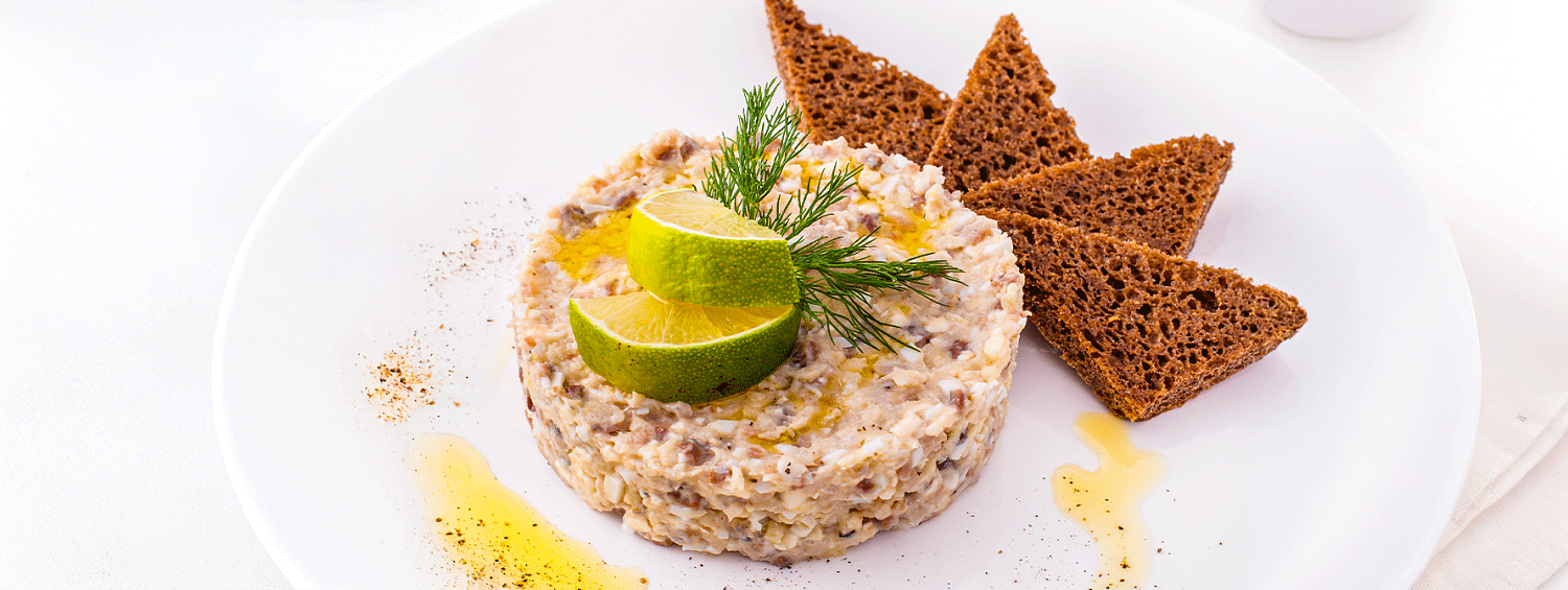 Тартар из сельди VICI с грушей и ржаными гренками