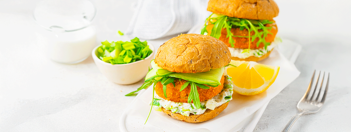 Рыбный бургер с соусом тартар